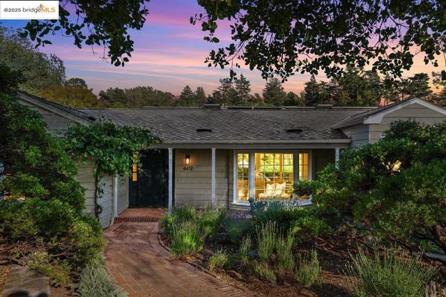 6452 Ascot Dr, Oakland CA: https://media.crmls.org/mediaz/6df94788-96d1-4c94-aae8-068c64c92e3d.jpg