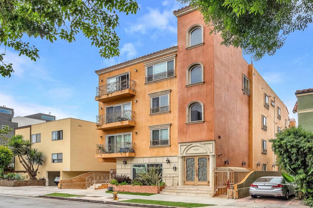 8420 Blackburn Avenue #201