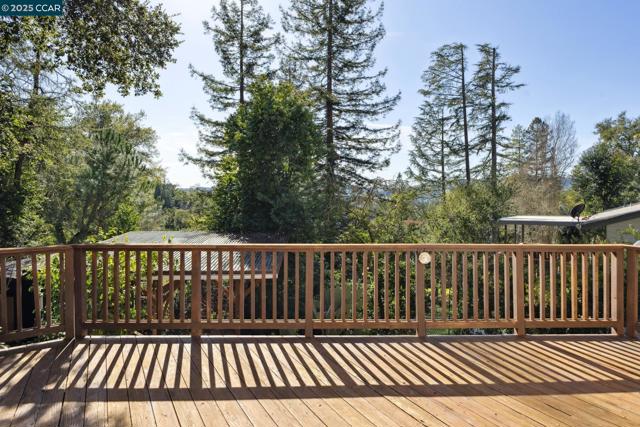 40 Las Palomas, Orinda CA: https://media.crmls.org/mediaz/6dfa06b9-81c0-4875-9836-920fd3c704b7.jpg