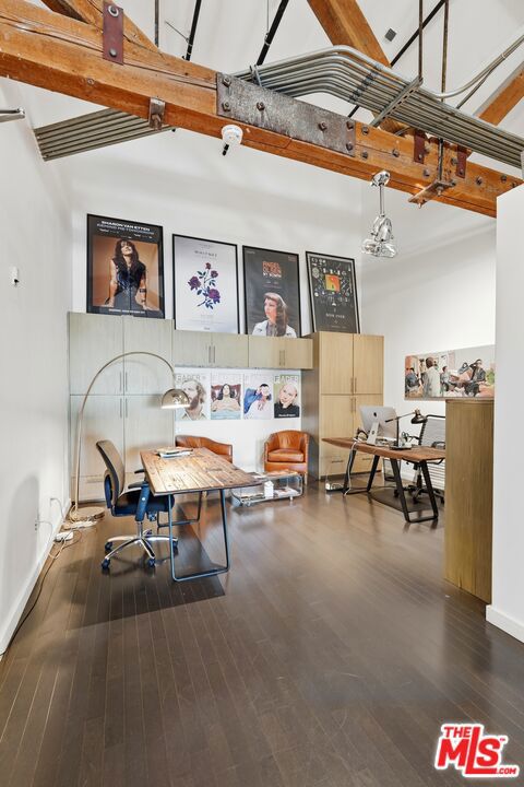 530 S Hewitt Street, Los Angeles CA: https://media.crmls.org/mediaz/6dfab821-0170-40b0-9550-7caf1c01480c.jpg