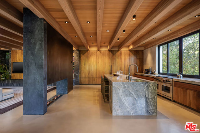 9551 Oak Pass Road, Beverly Hills CA: https://media.crmls.org/mediaz/6dfad4c9-fbeb-4198-9d63-630aad2df1e2.jpg