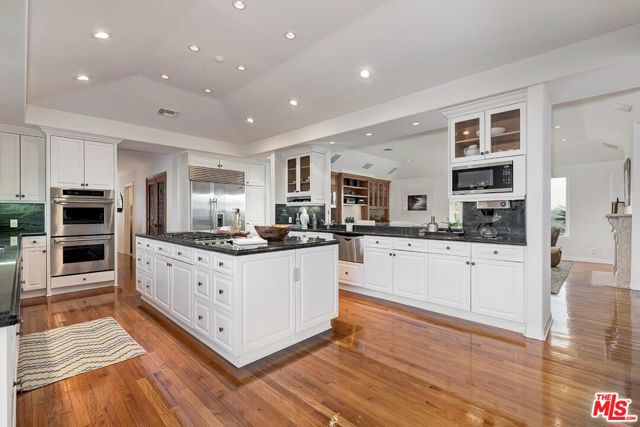 3595 Wonder View Drive, Los Angeles CA: https://media.crmls.org/mediaz/6dfba8a5-7084-495d-91cd-cc264738a4c3.jpg