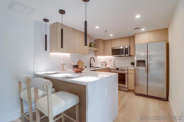 425 W W Beech St, San Diego CA: https://media.crmls.org/mediaz/6dfbafb3-02d7-4e04-b411-2c66323696c4.jpg