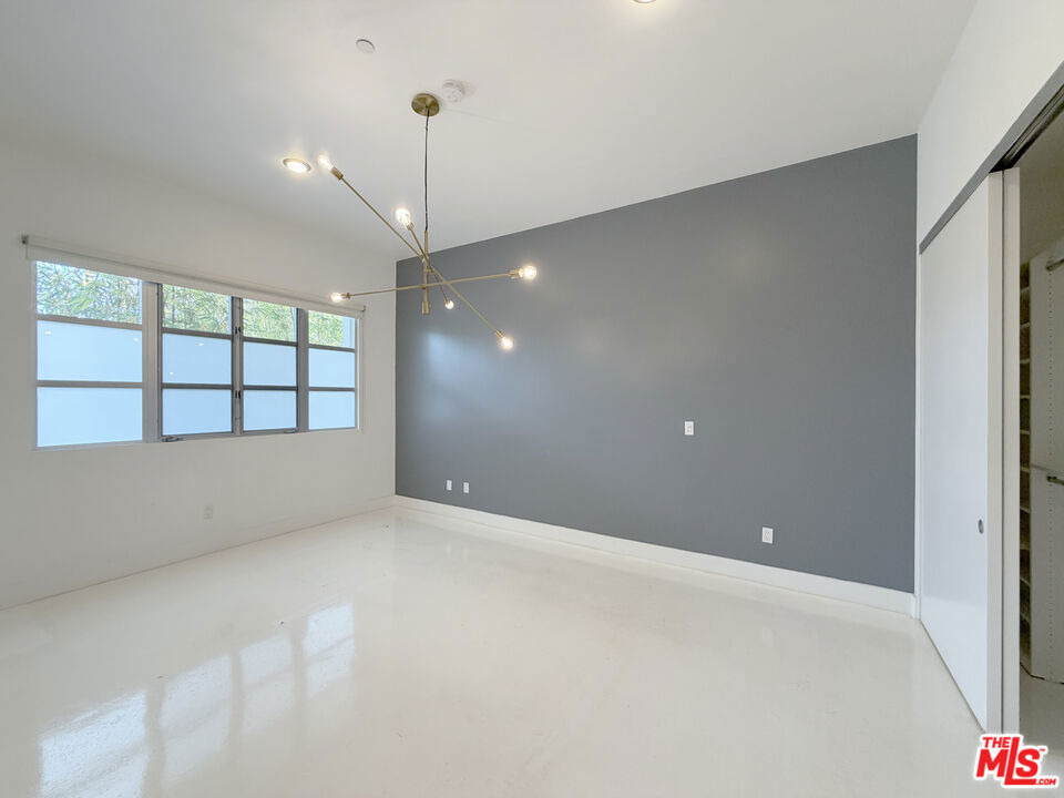 https://media.crmls.org/mediaz/6dfc1b17-d463-4d4d-9645-68c703b6ab01.jpg?preset=X-Large