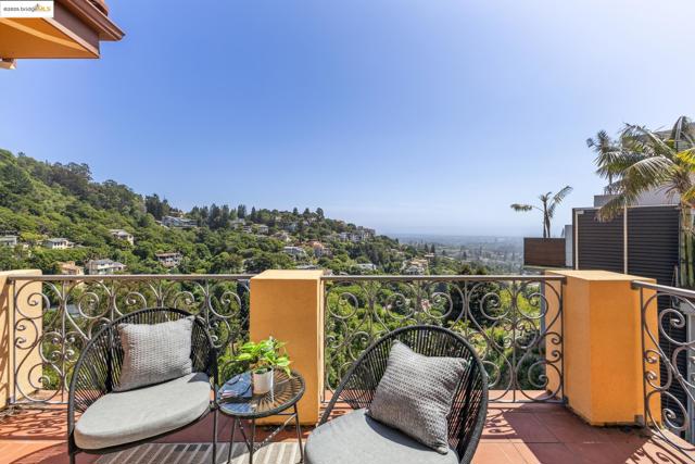 530 Gravatt Dr, Berkeley CA: https://media.crmls.org/mediaz/6dfc50a6-7bcc-40fd-9c4f-75be3a422bca.jpg