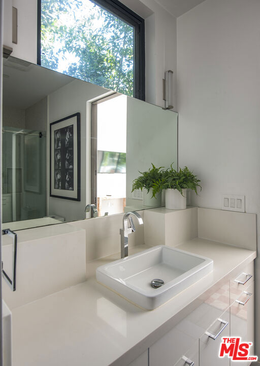 8145 Willow Glen Road, Los Angeles CA: https://media.crmls.org/mediaz/6dfce00d-7816-4cfa-8796-6b6ac5884ef5.jpg