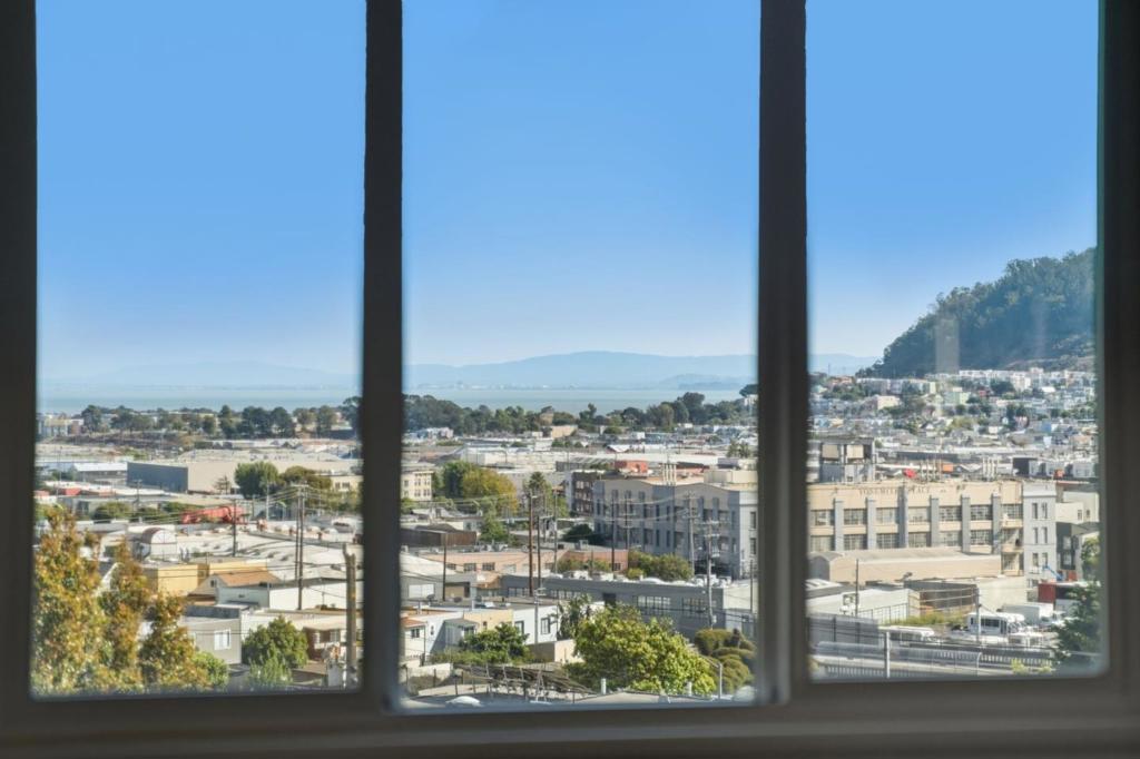 https://media.crmls.org/mediaz/6dfd46f2-5b96-469a-8f45-11dca4e2c282.jpg?preset=X-Large
