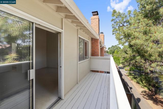 1706 Siskiyou Dr, Walnut Creek CA: https://media.crmls.org/mediaz/6dfe1f8c-30c1-4be2-99b7-350d0213f79c.jpg