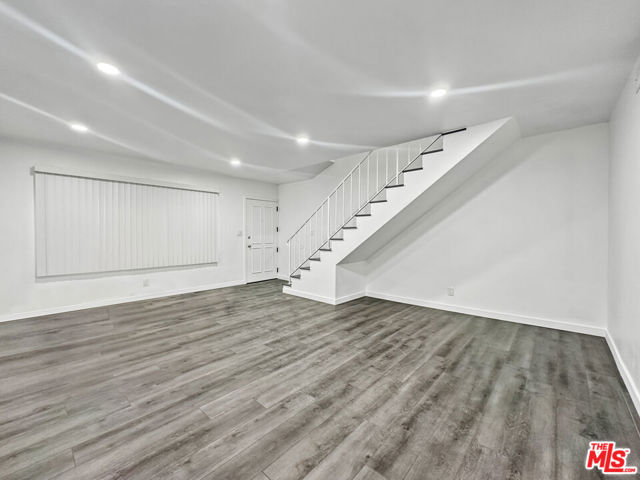 817 E Nutwood Street, Inglewood CA: https://media.crmls.org/mediaz/6dfe8127-8039-40f4-98fe-e079de88d8fd.jpg