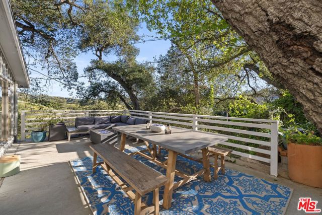 21936 Canon Drive, Topanga CA: https://media.crmls.org/mediaz/6dff2d64-56aa-4842-b136-461b502de656.jpg