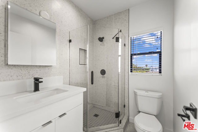 1254 9th Street, Santa Monica CA: https://media.crmls.org/mediaz/6dff388a-b88a-4ce0-a803-01bbe629c777.jpg