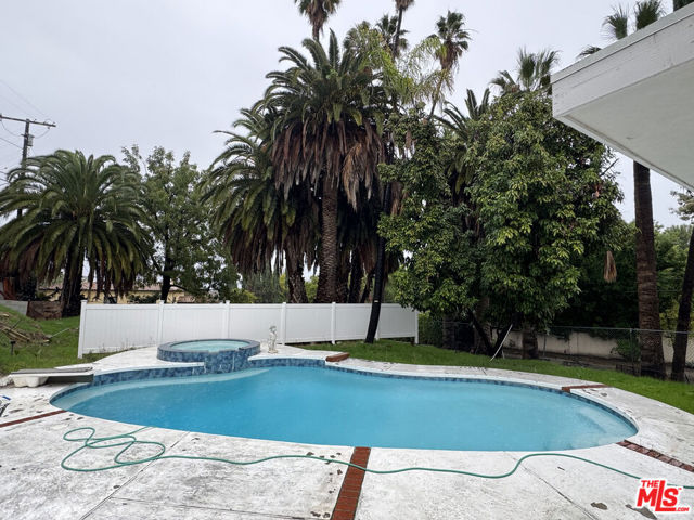18101 Karen Drive, Tarzana CA: https://media.crmls.org/mediaz/6dff596e-a98d-4143-9e4d-2d7e19ea5e34.jpg