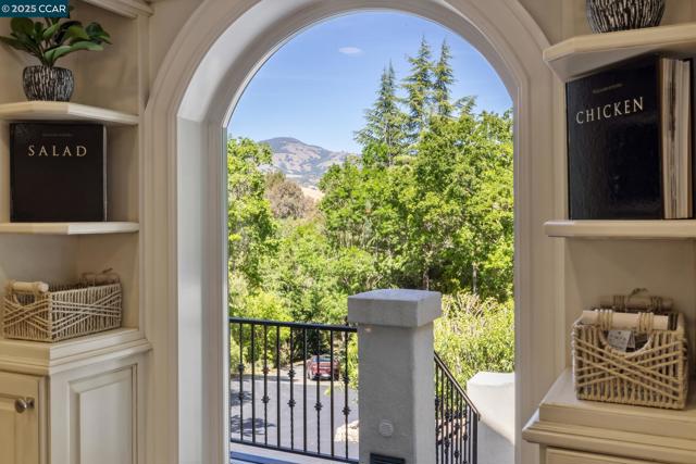 135 Dean Rd, Alamo CA: https://media.crmls.org/mediaz/6e0095ed-ead7-4ee4-8b51-a28c74969b71.jpg