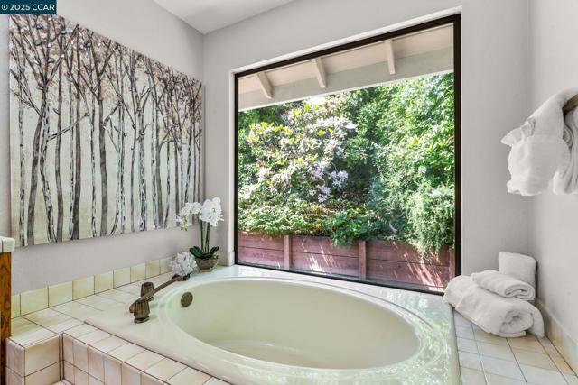 109 Bria Ct, Walnut Creek CA: https://media.crmls.org/mediaz/6e0097af-3de5-4d12-9ca7-755aaf26e2db.jpg