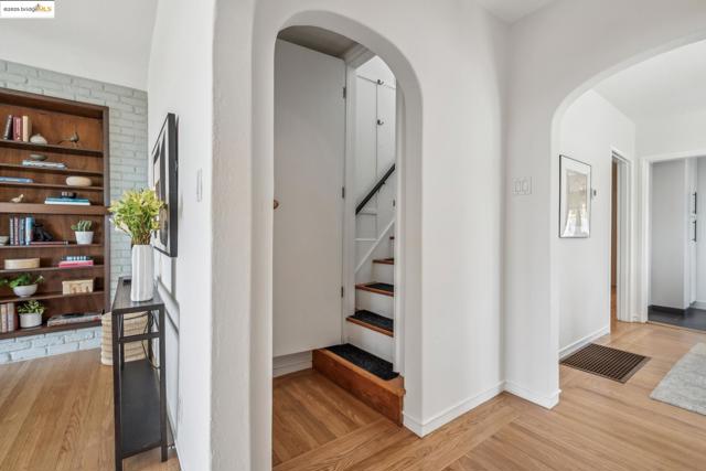 267 Columbia Ave, Kensington CA: https://media.crmls.org/mediaz/6e0149d6-faef-4c2e-b916-ab6dedc77e35.jpg
