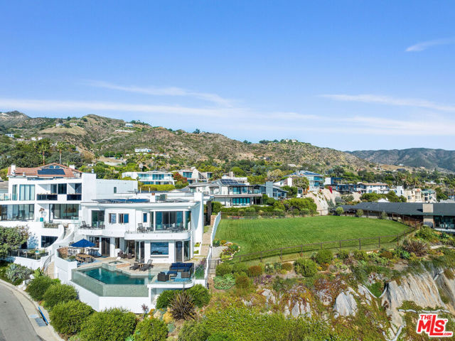 31540 Victoria Point Road, Malibu CA: https://media.crmls.org/mediaz/6e01bf07-d7a1-47b7-921c-fde59d532068.jpg