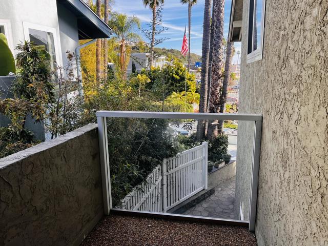 4587 Cove Drive, Carlsbad CA: https://media.crmls.org/mediaz/6e01cd2c-c3e9-4bbf-9d82-bacbad6ece3f.jpg