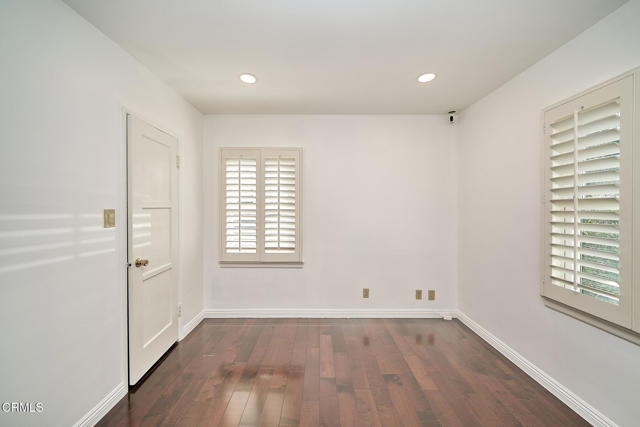 4916 Rupert Lane, La Canada Flintridge CA: https://media.crmls.org/mediaz/6e023f7c-5a42-47bd-abd1-50eb657b4da1.jpg