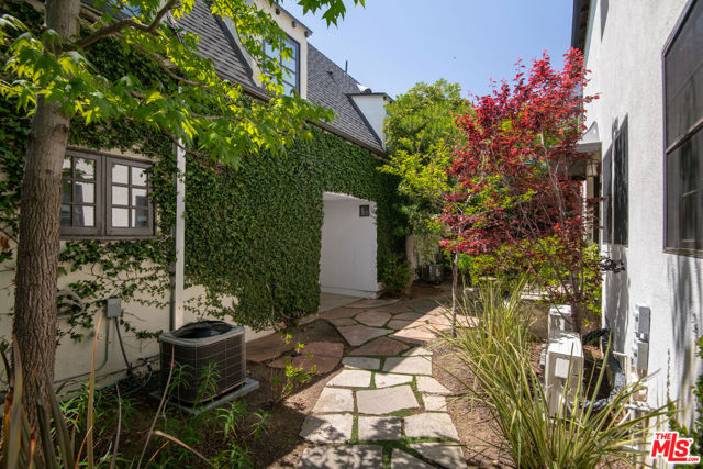 921 16th Street, Santa Monica CA: https://media.crmls.org/mediaz/6e0349b9-29d7-43de-9573-da3ee7048921.jpg