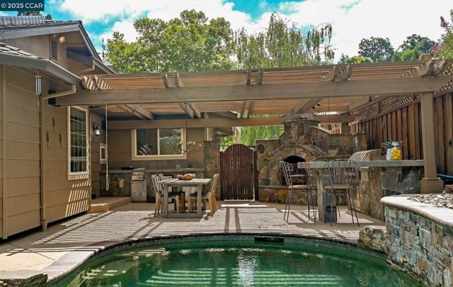 34 Willowview Ct, Danville CA: https://media.crmls.org/mediaz/6e04a64d-1e27-4da8-8f58-e9547a513c6b.jpg