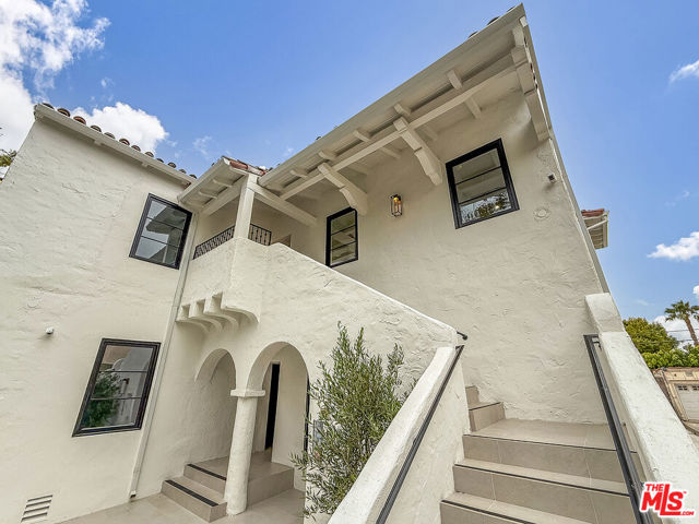 150 N Arnaz Drive, Beverly Hills CA: https://media.crmls.org/mediaz/6e050012-ed69-4929-b08a-a300f5e94732.jpg