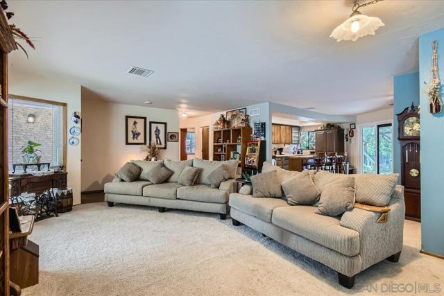 531 Silverbrook Dr, El Cajon CA: https://media.crmls.org/mediaz/6e057e48-220f-49c9-90cd-9cf7a02bbae7.jpg