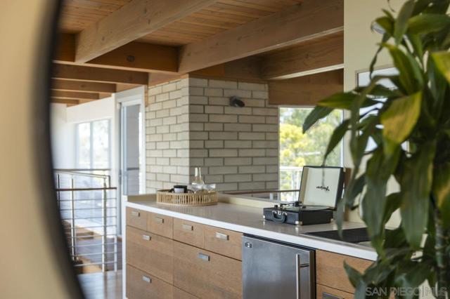 1635 Gascony Rd, Encinitas CA: https://media.crmls.org/mediaz/6e061be8-af45-4240-8a3e-246378feb927.jpg