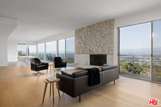 3268 Wrightwood Drive, Studio City CA: https://media.crmls.org/mediaz/6e0663f3-6d83-43e2-b64c-1096155f9928.jpg