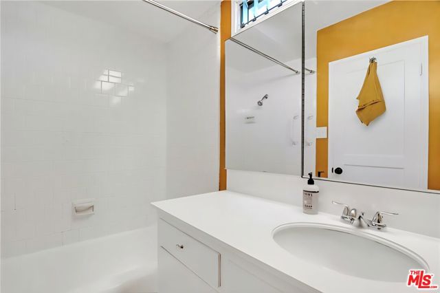 3780 Beethoven Street, Los Angeles CA: https://media.crmls.org/mediaz/6e071251-701c-43e7-88a3-10ce05366e60.jpg