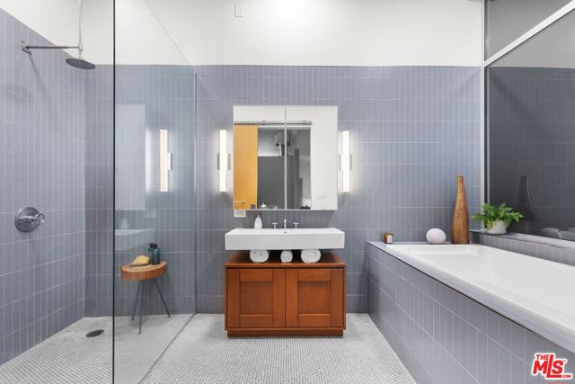 4080 Glencoe Avenue, Marina del Rey CA: https://media.crmls.org/mediaz/6e0977de-2783-47af-901c-e9c320fe6695.jpg