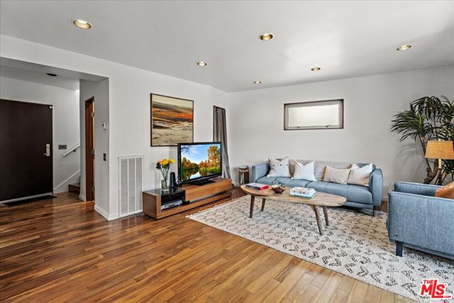 3234 Hillock Drive, Los Angeles CA: https://media.crmls.org/mediaz/6e099aac-6ab7-4b88-a4bb-2f0aae40b538.jpg