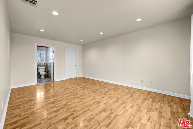 4421 Prospect Avenue, Los Angeles CA: https://media.crmls.org/mediaz/6e09ddaa-8575-42d8-a751-008b77048955.jpg