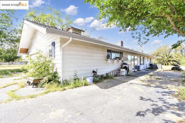 26893 Marsh Creek Rd, Brentwood CA: https://media.crmls.org/mediaz/6e0a5fb4-e488-42af-bde8-d9e40876e600.jpg