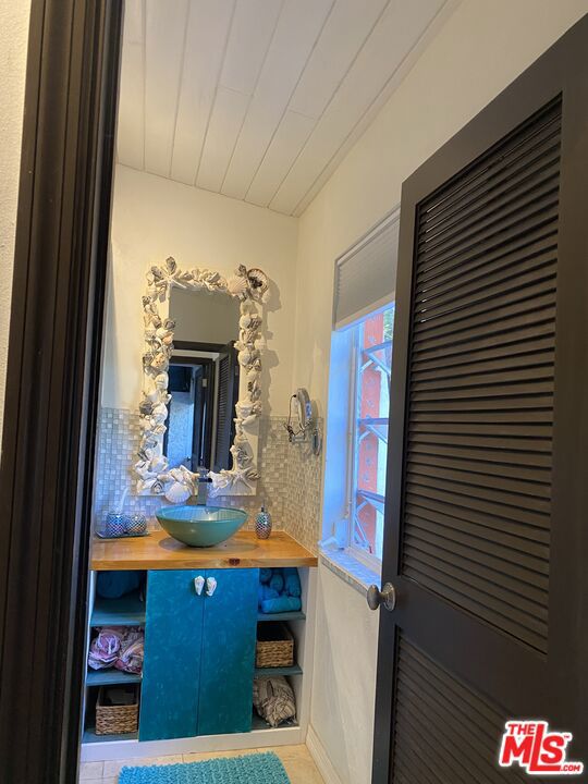 1 Papaya Road,  CA: https://media.crmls.org/mediaz/6e0ad17c-5593-4f03-8cad-7ea0f26047c8.jpg