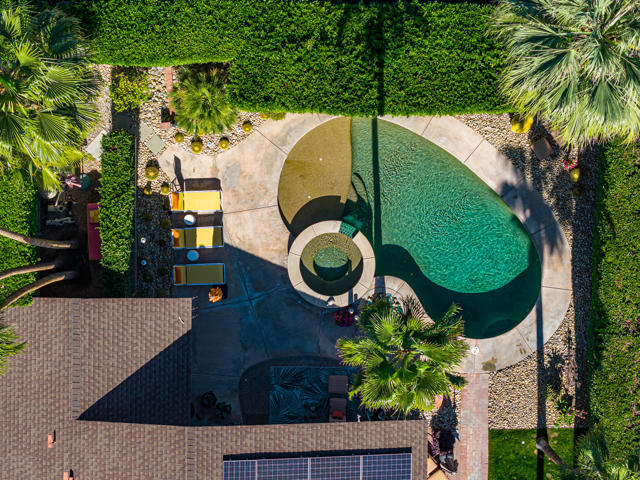 444 N Burton Way, Palm Springs CA: https://media.crmls.org/mediaz/6e0b573d-629b-41e4-8cce-8688e4b1c6a9.jpg