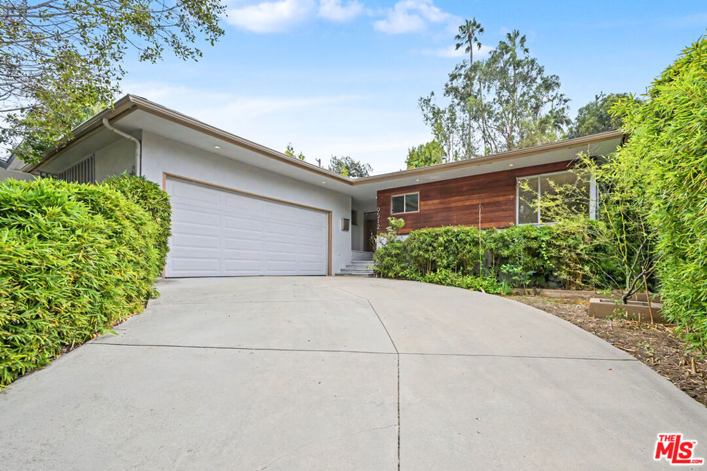 9512 Duxbury Lane