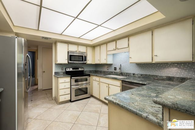 493 Desert Lakes Drive, Palm Springs CA: https://media.crmls.org/mediaz/6e0c59a1-e9b8-46c3-8138-329953a18ec3.jpg