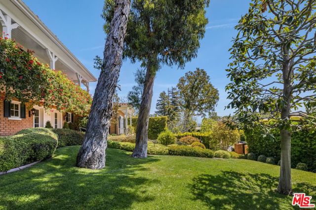 1667 Amalfi Drive, Pacific Palisades CA: https://media.crmls.org/mediaz/6e0d7d88-c8c4-4919-b2e9-8e401ef441c4.jpg