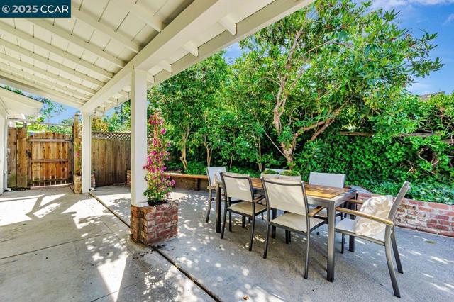 3338 Carlyle Ter, Lafayette CA: https://media.crmls.org/mediaz/6e0da75d-2525-4dcb-887b-c7a08e93f7d5.jpg