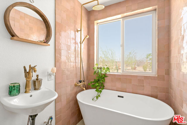 2724 Stonehill Avenue, Joshua Tree CA: https://media.crmls.org/mediaz/6e0f67ad-caa7-4f75-a63c-17592b87679a.jpg