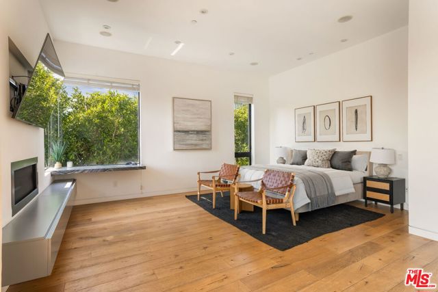 649 N Edinburgh Avenue, Los Angeles CA: https://media.crmls.org/mediaz/6e0f8689-cb60-4b96-b79d-43008247b939.jpg
