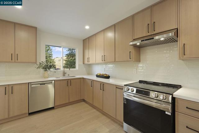 3233 Lucas Circle, Lafayette CA: https://media.crmls.org/mediaz/6e0fc856-c1c7-43d5-b90e-a1924057acaf.jpg