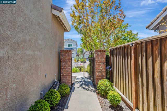 122 Claremont Crest Ct, San Ramon CA: https://media.crmls.org/mediaz/6e105b10-1f48-48d0-a5eb-1971cc62e81a.jpg