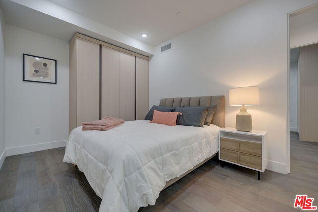 4422 S Riley Drive, Los Angeles CA: https://media.crmls.org/mediaz/6e1156a7-f26e-4940-8e7e-94eb5815fe8a.jpg