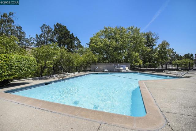 2075 Ascot Dr, Moraga CA: https://media.crmls.org/mediaz/6e11dff9-9ea4-43ad-86de-e785968e19d4.jpg