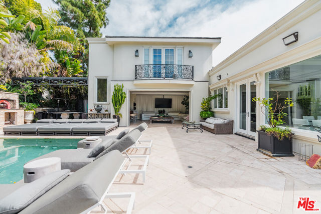 727 N Alta Drive, Beverly Hills CA: https://media.crmls.org/mediaz/6e136f9a-a8d8-48a0-9415-5367fd02ba1b.jpg