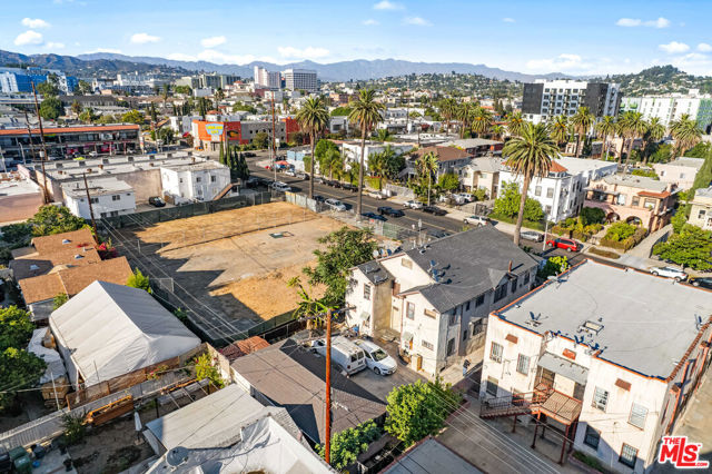1011 N N Heliotrope Drive, Los Angeles CA: https://media.crmls.org/mediaz/6e141862-cd44-4a97-a8ac-6ecdb9a4f49c.jpg