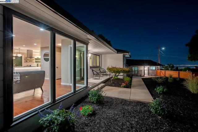 2818 Steinmetz Way, Oakland CA: https://media.crmls.org/mediaz/6e142927-5192-4179-862c-a8816d0b072e.jpg