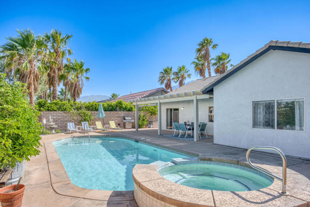 2312 Shannon Way, Palm Springs CA: https://media.crmls.org/mediaz/6e159fdb-7437-4ab9-b5d4-0dbdd3ebc6f9.jpg