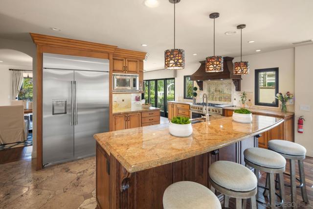650 Glorietta Blvd, Coronado CA: https://media.crmls.org/mediaz/6e15a813-9c96-45ca-addc-8a62a572ac09.jpg